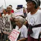 Sejumlah mantan budak seks tentara Jepang menggelar aksi unjuk rasa di depan Kedutaan Jepang di Pasai, Filipina, Kamis (12/1). Mereka menolak kedatangan PM Jepang Shinzo Abe selama 2 hari di Filipina. (AP Photo/Bullit Marquez)