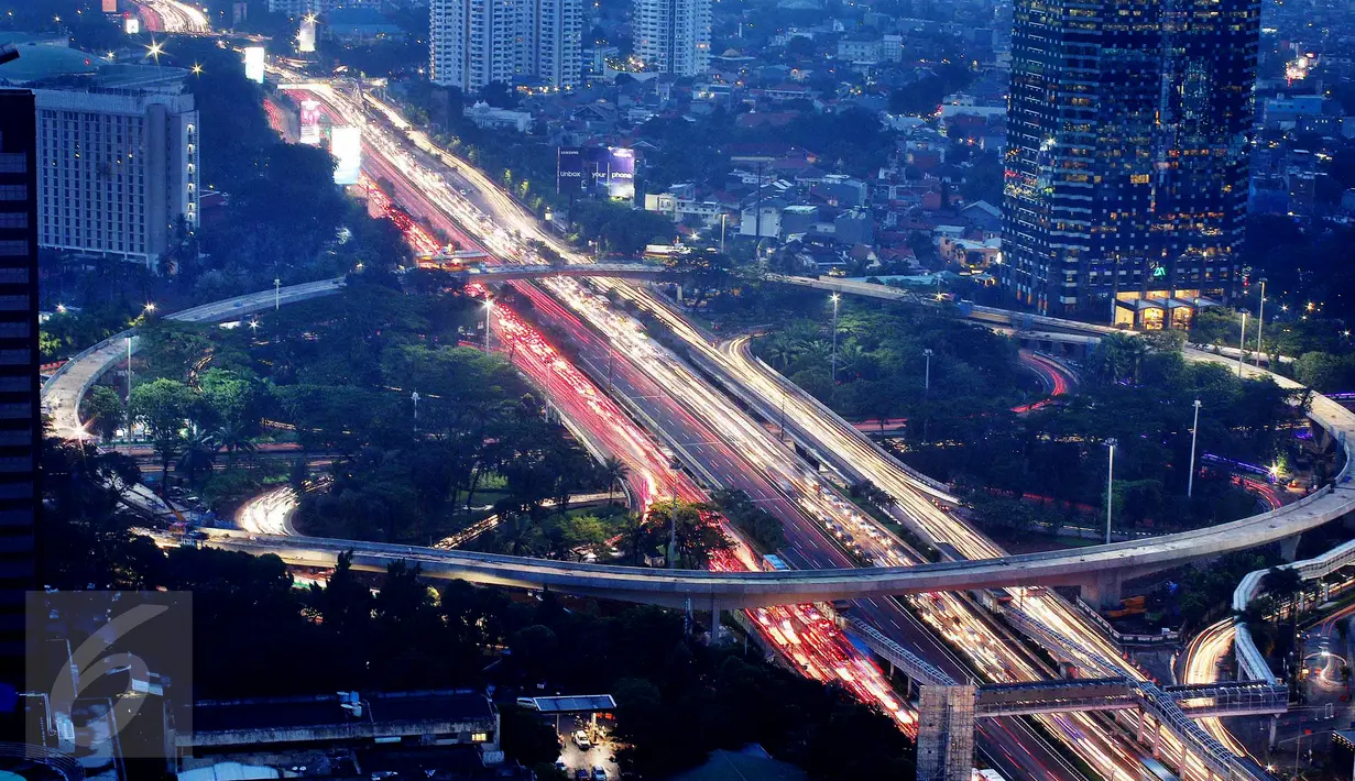 Simpang Susun Semanggi sudah tersambung sepenuhnya setelah dilakukan pemasangan box girder terakhir untuk jalan layang sepanjang 1.622 meter tersebut, Jakarta, Rabu (26/4). (Liputan6.com/Angga Yuniar)