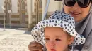 <p>meski cuaca amat panas, Kamari tampak sangat antusias melihat kerumunan burung-burung selama berada di Madinah. (Foto: TikTok/ jennifer.coppen)</p>