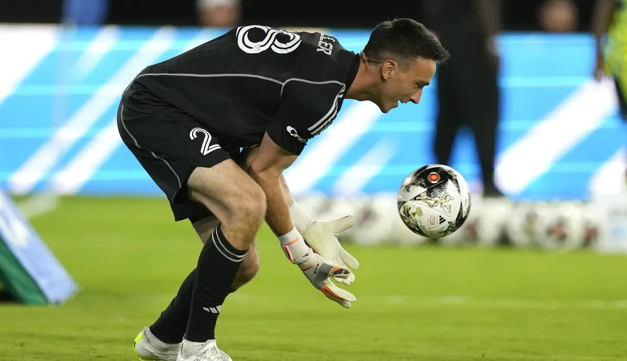 Kiper MLS All-Stars, Tyler Miller berusaha menangkap bola saat mengikuti kontes cross and volley challenge dalam MLS All-Stars Skills Challenge menghadapi Arsenal di Washington, Amerika Serikat, Selasa (18/7/2023) waktu setempat. (AP Photo/Alex Brandon)