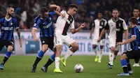 Penyerang Juventus Paulo Dybala berebut bola dengan bek Inter Milan, Stefan de Vrij dalam lanjutan kompetisi Serie A 2019-2020 di Stadion Giuseppe Meazza, Minggu (6/10/2019). Juventus memenangi duel bertajuk Derby d'Italia dengan keunggulan 2-1 atas Inter. (Marco Bertorello / AFP)