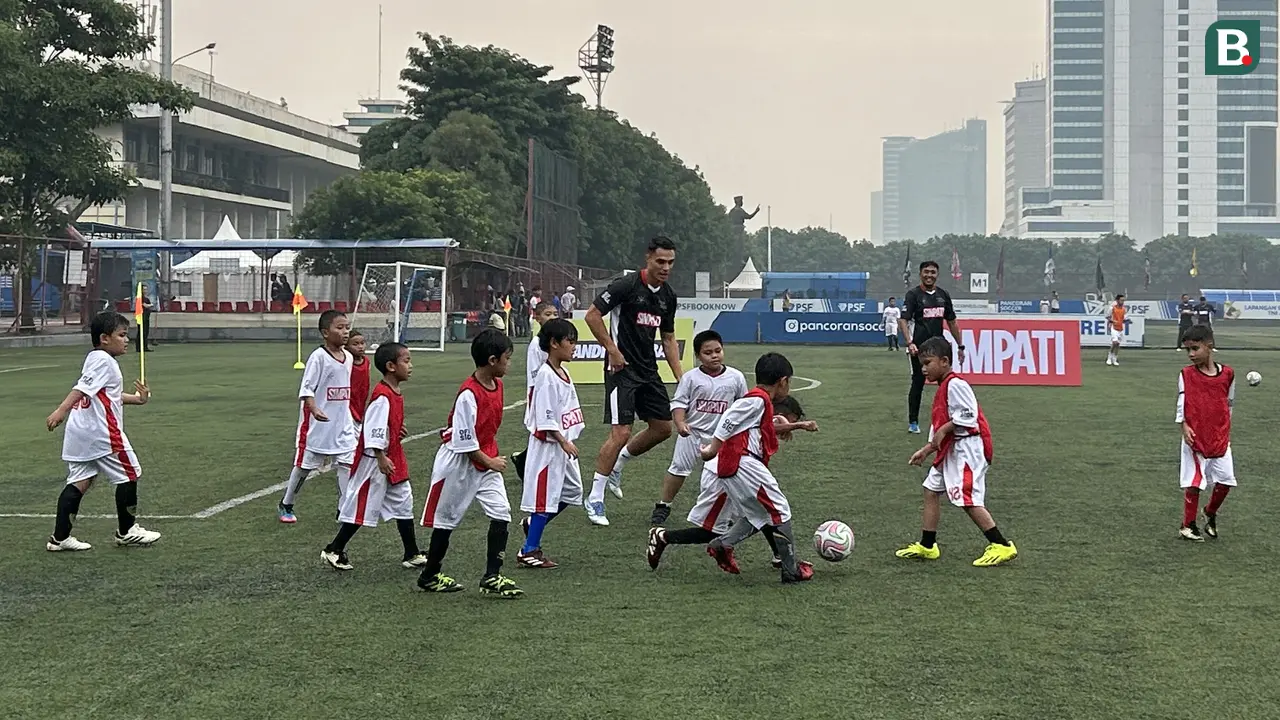 Gelandang Timnas Indonesia, Joey Pelupessy, meluangkan waktunya untuk melatih anak-anak dalam coaching clinic yang digelar offside Corp di Pancoran Soccer Field (PSF), Jakarta Selatan, pada Selasa (9/9/2025).