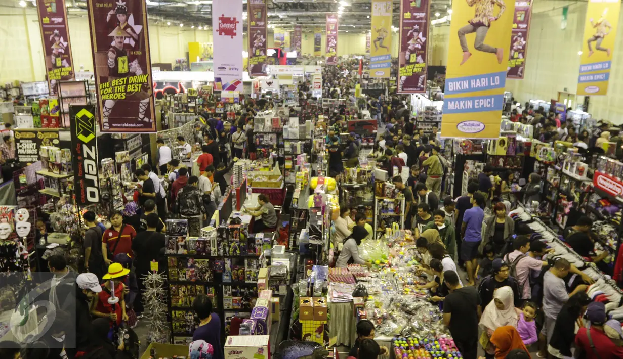 Suasana pameran yang diikuti 250 partisipan dalam pameran The 13th Toys & Comics Fair 2017 di Balai Kartini, Jakarta, Sabtu (11/2). Pengunjung juga disuguhkan aksi para cosplayer. (Liputan6.com/Fery Pradolo)