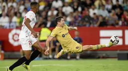 Berlaga di Stadion Ramon Sanchez Pizjuan, anak asuh Xavi menang telak atas tuan rumah tiga gol tanpa balas. (AP/Jose Breton)