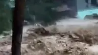 Banjir Bandang Terjang Sejumlah Desa di Kabupaten Karawang, Rumah Warga Rusak Akses Jalan Terputus