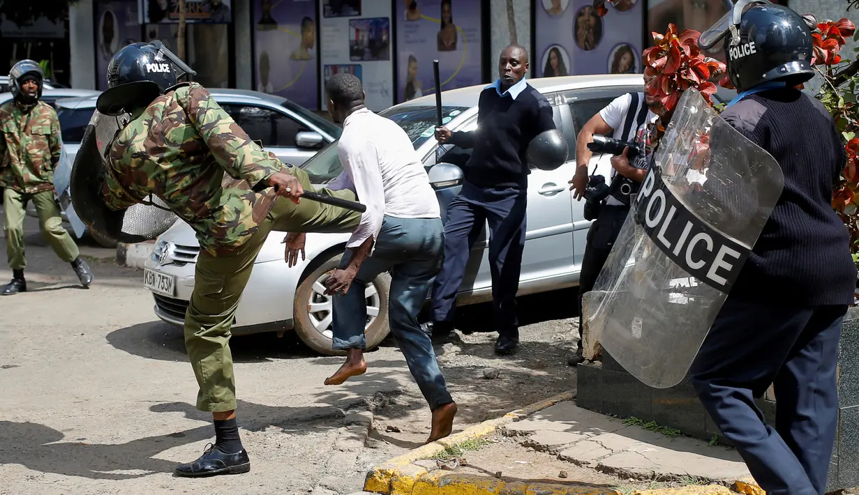 Polisi Kenya menendang seorang demonstran saat aksi protes di Nairobi, Kenya pada 16 Mei 2016. Media di Kenya menyoroti aksi Polisi Kenya yang berlaku kasar pada demonstran. (REUTERS / Goran Tomasevic) 