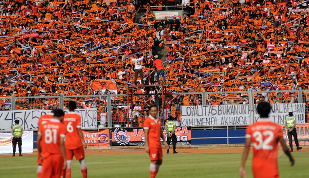 Ribuan suporter tim Macan Kemayoran memenuhi tribun penonton untuk menyaksikan laga Persija melawan Persela di Stadion GBK Jakarta, Minggu (1/3/2015). (Liputan6.com/Helmi Fithriansyah)