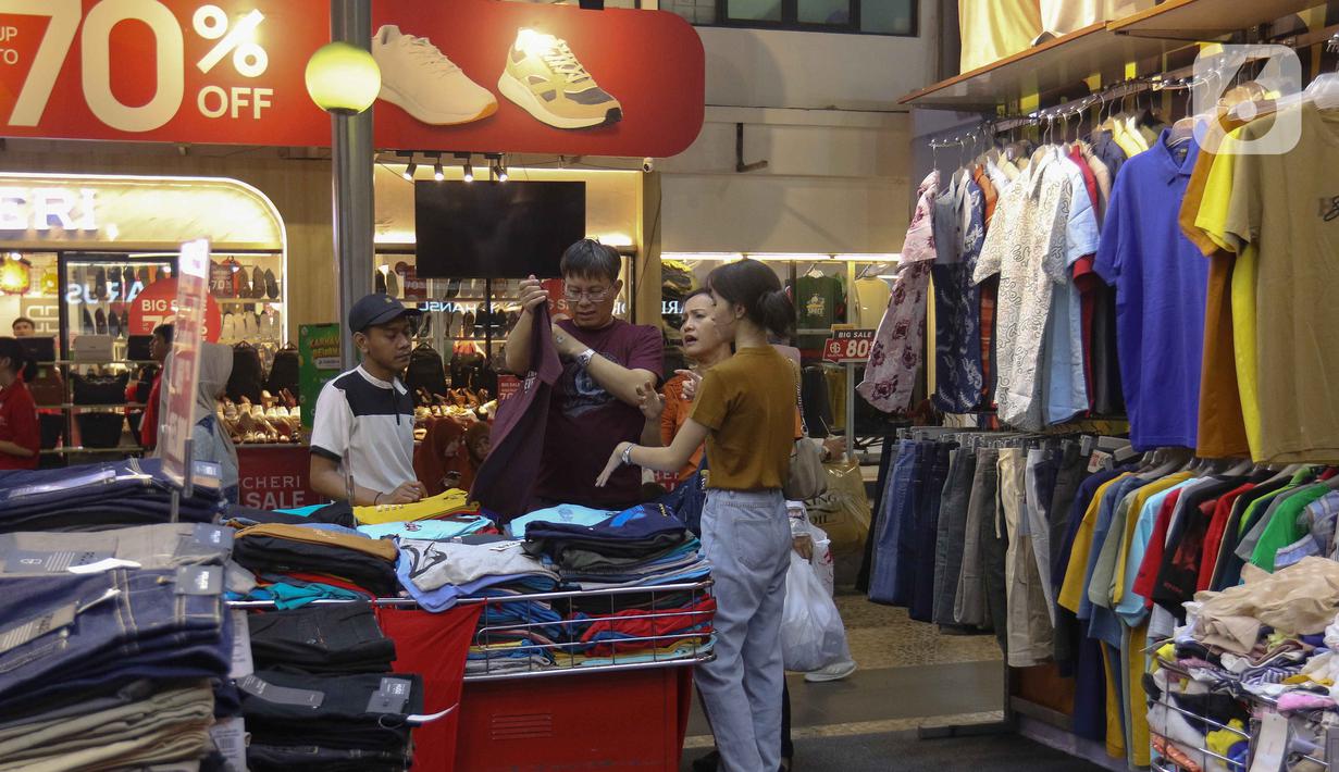 Sebelumnya, penyelenggaraan Jakarta Fair 2024 hari ini dihadiri dan dibuka langsung Presiden Joko Widodo (Jokowi) dan Penjabat (Pj) Gubernur DKI Jakarta Heru Budi Hartono sekira pukul 19.20 WIB. (Liputan6.com/Herman Zakharia)