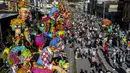 Pemandangan udara selama Karnaval Hitam dan Putih di Pasto, Kolombia (6/1/2022). Karnaval Hitam Putih, yang telah asal-usulnya dalam campuran ekspresi budaya Andes, Amazon, dan Pasifik. (AFP/Joaqin Sarmiento)