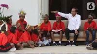 Presiden Joko Widodo atau Jokowi bercengkerama dengan perwakilan anak-anak sekolah dasar dari Papua di Istana Merdeka, Jakarta, Jumat (11/10/2019). Jokowi menerima kedatangan 30 anak-anak sekolah dasar dari Jayapura dan Asmat. (Liputan6.com/Angga Yuniar)