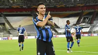 Striker Inter Milan, Lautaro Martinez, melakukan selebrasi usai mencetak gol ke gawang Shakhtar Donetsk pada laga semifinal Liga Europa di Merkur Spiel-Arena, Selasa (18/8/2020). Inter Milan menang dengan skor 5-0. (Sascha Steinbach, Pool via AP)