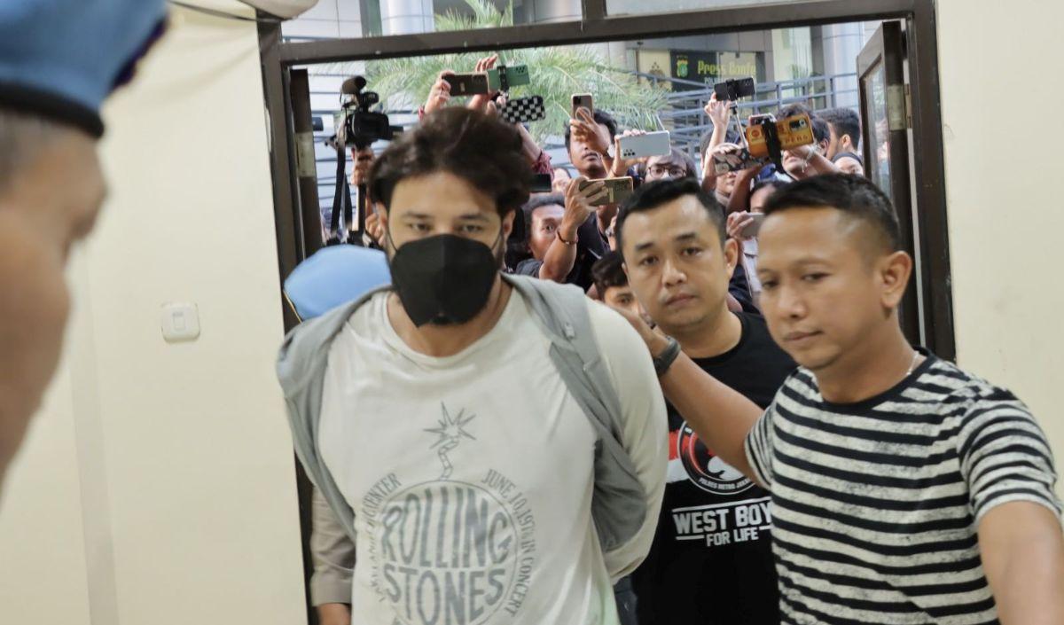 Ammar Zoni digiring ke ruang pemeriksaan kesehatan Sie Dokkes Polres Metro Jakarta Barat.<br>