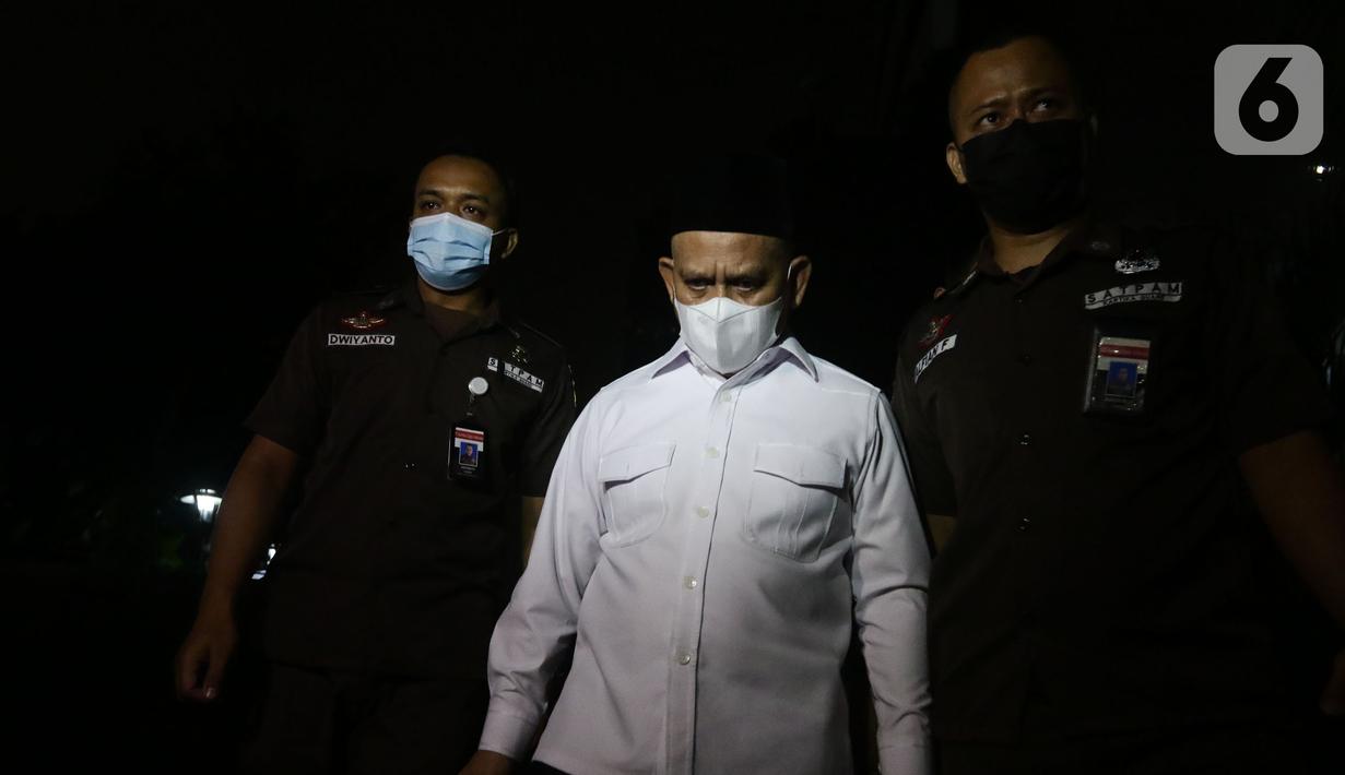 Bupati Hulu Sungai Utara (HSU) Kalimantan Selatan, Abdul Wahid usai diperiksa penyidik di Gedung Merah Putih KPK, Jakarta, Jumat (1/10/2021). Abdul Wahid diperiksa sebagai saksi terkait dugaan suap pengadaan barang dan jasa di Kabupaten Hulu Sungai Utara, Kalsel. (Liputan6.com/Helmi Fithriansyah)