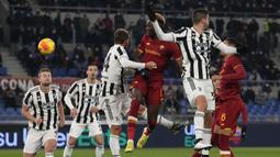 AS Roma memimpin 1-0 saat laga memasuki menit ke-11. Tandukan Tammy Abraham usai memanfaatkan umpan lambung Jordan Veretout dari skema sepak pojok mampu mengecoh kiper Juventus Wojciech Szczesny. (AP/Alessandra Tarantino)