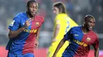 Barcelona's Seydou Keita of Mali (L) celebrates after scoring a goal during their Spanish league football match against Villareal at Madrigal Stadium in Villarreal on December 21, 2008. AFP PHOTO/DIEGO TUSON 