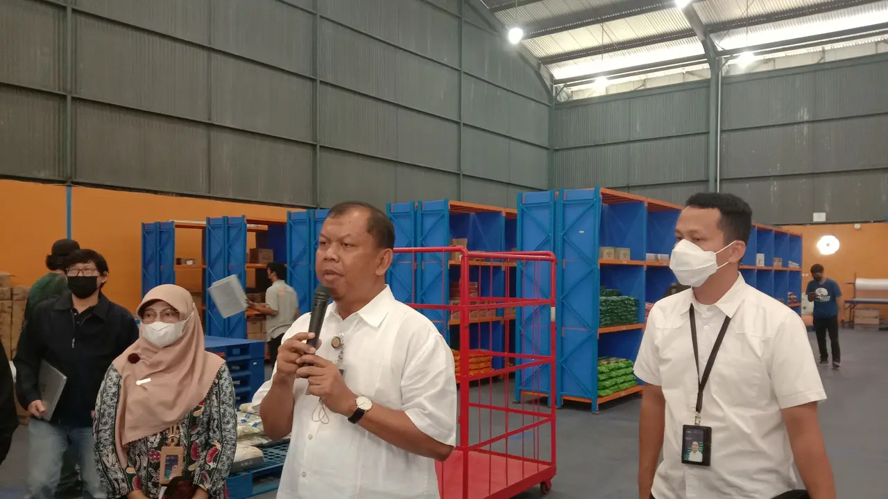 Sekretaris Perusahaan Perum Bulog Awaludin Iqbal di Gudang Bulog Tambak Aji, Semarang, Jawa Tengah, Jumat (22/7/2022).