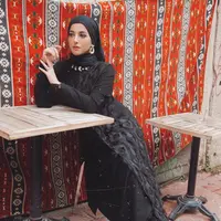 Tampil mewah dengan dress hitam dan aksesoris anting dan kalung membuat tasya farasya bak putri arab. (instagram/tasyafarasya)