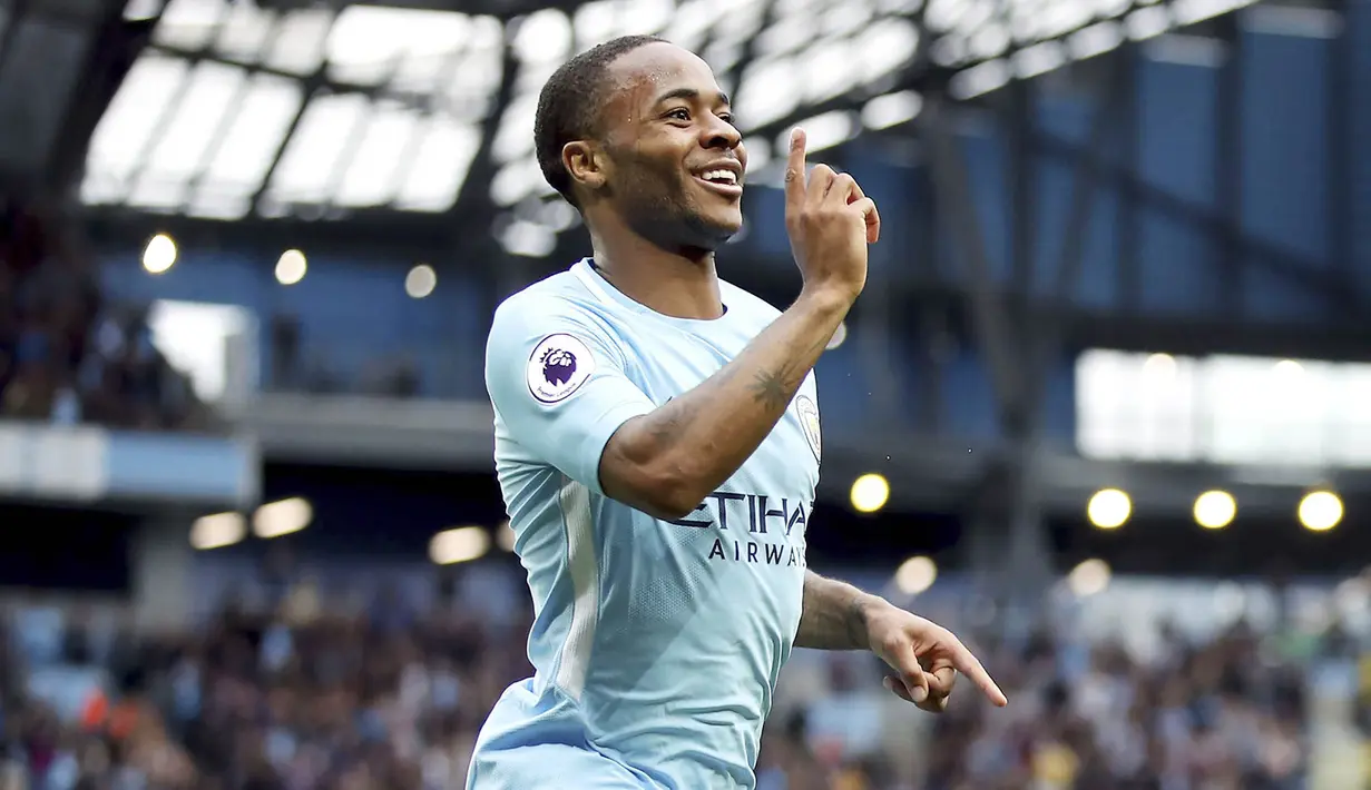 4. Raheem Sterling - Pemain timnas Inggris ini sangat berperan dalam mengantarkan Manchester City meraih gelar juara. Tidak mengherankan jika sang pemain dinobatkan sebagai pemain muda terbaik Premier League musim ini. (AP/Nick Potts)