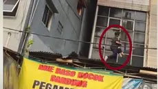 Momen Wanita Lompat dari Lantai 2 Selamatkan Bocah Saat Kebakaran RM Padang