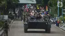 Warga naik tank berkeliling  di lapangan Marinir Cilandak, Jakarta, Selasa (15/11/2022). Kegiatan ini dilakukan dalam rangka peringatan HUT Ke-77 Korps Marinir dibuka untuk warga mencoba berkeliling markas Marinir. (merdeka.com/Imam Buhori)