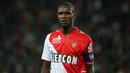 Bek AS Monaco, Eric Abidal saat menghadapi PSG pada laga Ligue-1 2013/2014 di Louis II Stadium, Monaco (7/9/2013). Didatangkan AS Monaco dari Barcelona pada awal musim 2013/2014 dengan status bebas transfer, Eric Abidal akhirnya dilepas gratis ke Hertha Berlin setelah hanya semusim membela AS Monaco. Pada Januari 2015 ia memutuskan pensiun saat membela Olympiacos. (AFP/Franck Fife)