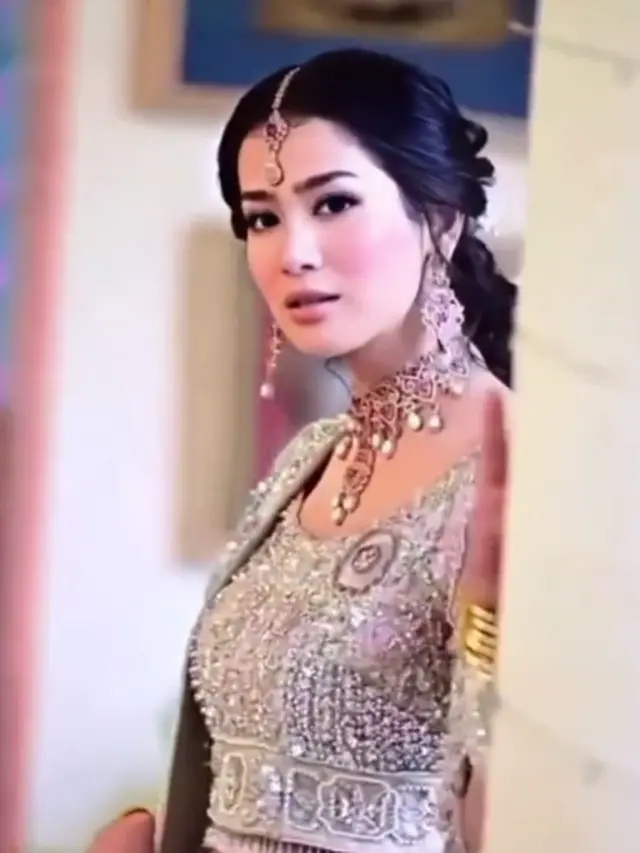 6 Potret Bunga Zainal Pakai Lehenga, Gayanya Bak Pengantin India