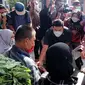 Mensos Risma saat menyalurkan bansos di Medan, Jumat (19/11/2021) (Reza Efendi/Liputan6.com)