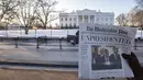 Surat kabar tiruan The Washington Post yang memberitakan Presiden Donald Trump mengundurkan diri beredar di Washington, DC, Rabu (16/1). Surat kabar bertanggal 1 Mei 2019 itu mirip dengan salinan asli The Washington Post (Tasos Katopodis/Getty Images/AFP)