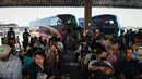Sejumlah penumpang menunggu bus untuk kembali ke kampung halaman mereka di Terminal Bus Mo Chit sehari sebelum Songkran Festival, atau Tahun Baru Thailand, di Bangkok (12/4). (AFP Photo/Lillian Suwanrumpha)