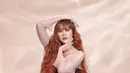 Saking panjangnya, Aura Kasih ramai dipuji penggemarnya bak tokoh kartun Rapunzel. Terlihat bahkan pemain series film "Gelas Kaca" ini rambutnya hampir menyentuh mata kaki. Lewat posenya yang khas, Aura Kasih disebur Rapunzelnya Indonesia. (Liputan6.com/IG/@aurakasih)