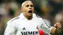 3. Roberto Carlos (Real Madrid) - Legenda timnas Brasil ini kesohor karena tendangan bebasnya yang fenomenal. Bek kiri Real Madrid mencetak 113 gol sepanjang karirnya. (AFP/Philippe Desmazes)