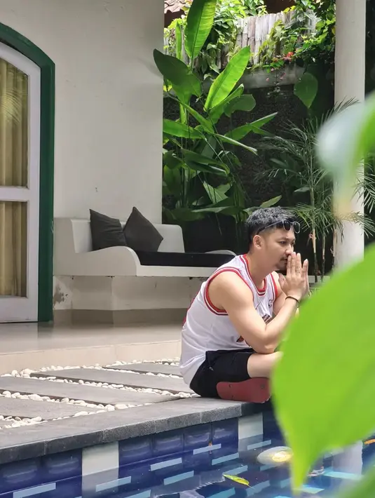 Masih dengan kacamata hitam bertengger di atas kepala, Angga Wijaya tampak merenung di pinggir kolam renang. Pengambilan gambar dari balik tanaman membuat foto ini makin keren. Sejumlah netizen menyemangatinya. “Yang penting ikhlas kan apa yg terjadi yakinkan dirimu segala ada hikmahnya,” @ther**** menulis di kolom komentar. “Lebih bahagia khan mas...dgn kehidupan sekarang....awal baru dgn semangat Baru dan hasil yg baru tentunga dgn penuh berkah,” ujar @ardhi****. (Foto: Dok. Instagram @anggawijaya88)