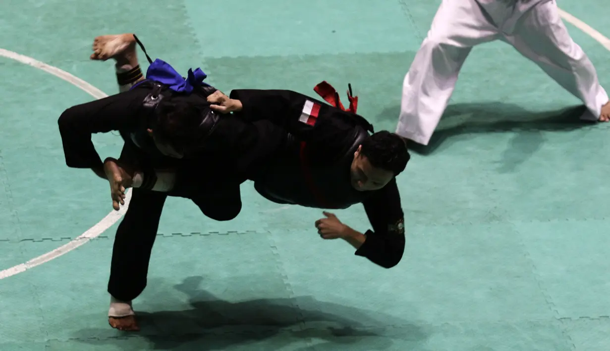 Pendekar Pagar Nusa saat bertarung dalam Kejurnas dan Festival III Pencak Silat di Padepokan Pencak Silat, TMII, Jakarta, Sabtu (4/1). Kejuaraan ini diikuti ratusan pendekar silat Pagar Nusa dari seluruh Indonesia. (Bola.com/Yoppy Renato)