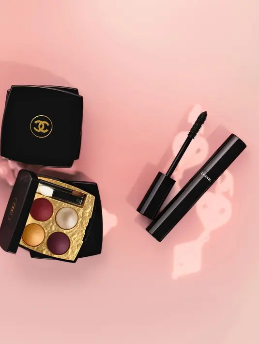 Kemasannya dilengkapi interior berwarna emas yang diberi sentuhan hammered, mengingatkan kita akan gelang Coco Chanel. [Dok/Chanel]