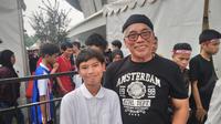 Eskpresi bahagia Rizal Siran (kanan) bersama putranya setelah berjumpa bintang Timnas Indonesia U-22, Witan Sulaeman, Jumat (19/5/2023) siang WIB. (Bola.com/Hery Kurniawan)