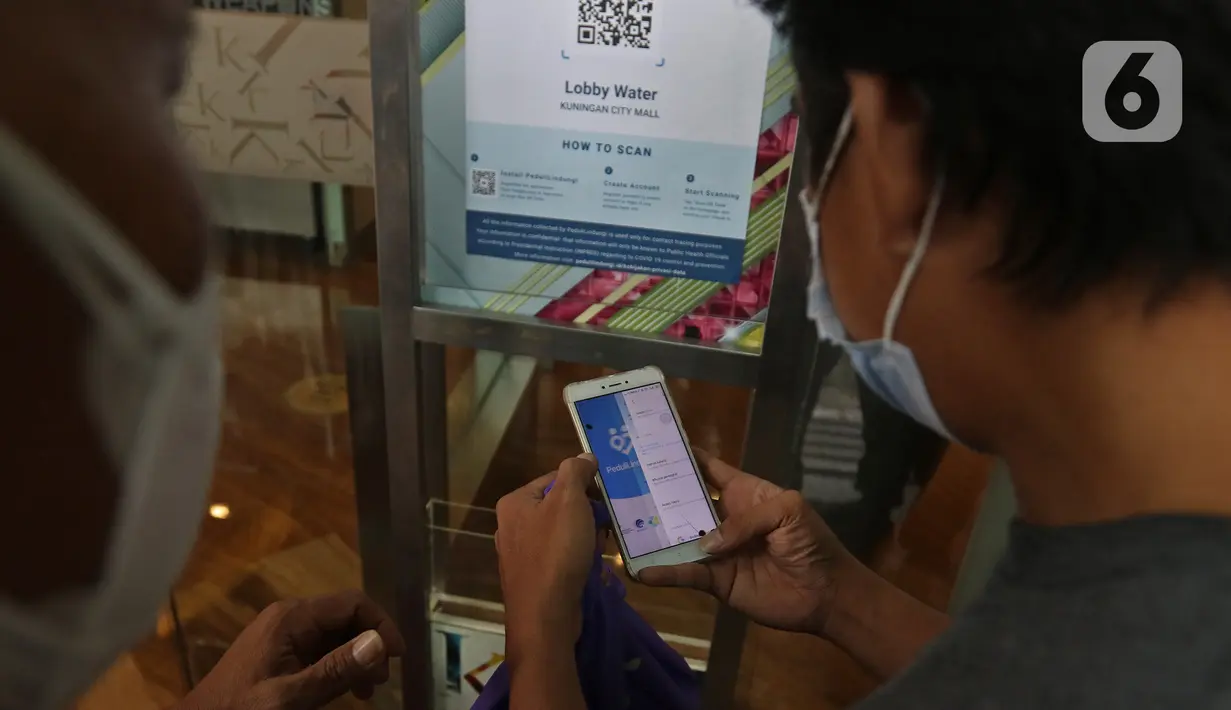 Pengunjung saat scan barcode untuk memasuki mal kuningan city, Jakarta, Selasa (10/8/2021). Perpanjangan PPKM Level 4 di mal pengunjung diwajibkan mematuhi protokol kesehatan, melakukan scan barcode aplikasi Pedulilindungi dan memperlihatkan sertifikat vaksin COVID-19. (Liputan6.com/Herman Zakharia)