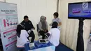 Chitra Ariesta, Consumer Health Brand Manager Neurobion, PT P&G Health Indonesia (kanan) tengah mendampingi warga lansia yang memeriksakan kesehatan saraf di booth Neuropathy Check Point. saat CFD di Jakarta, Minggu (7/7/2019). (Liputan6.com/Angga Yuniar)