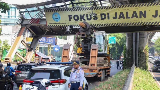 JPO Tendean Nyaris Ambruk Usai Ditabrak Truk Crane
