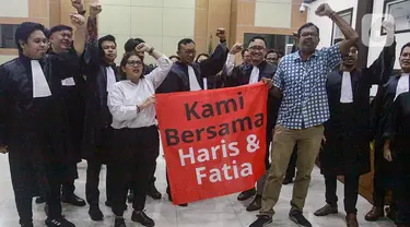 Aktivis dan pegiat Hak Asasi Manusia (HAM), Haris Azhar dan Fatia Maulidiyanti bersama tim pengacara usai sidang vonis bebas di Pengadilan Negeri Jakarta Timur, Jakarta, Senin (8/1/2024). (merdeka.com/Arie Basuki)