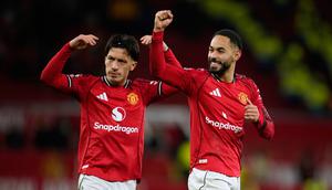 Pemain Manchester United, Matheus Cunha (kanan), dan Lisandro Martinez, merayakan kemenangan timnya dalam laga Liga Inggris melawan Newcastle di Old Trafford, Sabtu, 27 Desember 2025. (AP Photo/Dave Thompson)