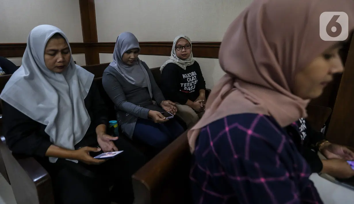 Mereka adalah orang tua dari anak-anak yang mengalami GGAPA akibat mengkonsumsi obat-obatan yang mengandung cemaran Etilen Glikol (EG) dan Dietilen Glikol (DEG). (Liputan6.com/Johan Tallo)