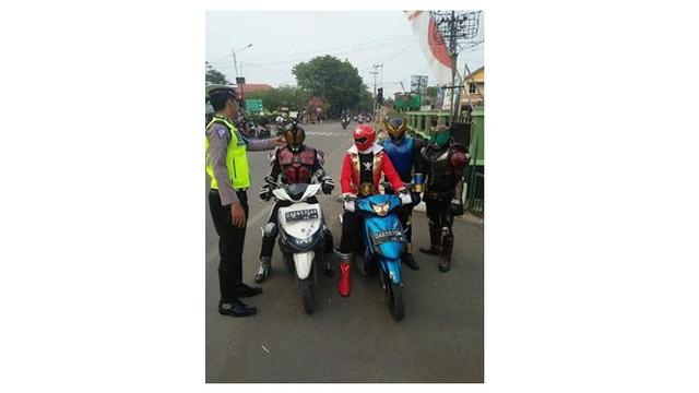 Gaya Lucu Pakai Topeng Saat Naik Motor Ini Bikin Senyum-Senyum