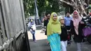 Risty Tagor ditemani nenek dan kuasa hukumnya saat mendatangi KPAI, Jakarta, Rabu (6/4/2016). Risty Tagor diperiksa KPAI atas laporan mantan suaminya Stuart Collin terkait pengaduan hak asuh anak. (Liputan6.com/Herman Zakharia)