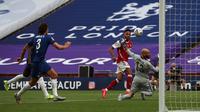 Striker Arsenal Pierre-Emerick Aubameyang menaklukkan kiper Chelsea Willy Caballero pada final Piala FA di Stadion Wembley, Sabtu (1/8/2020). (Adam Davy/Pool via AFP)