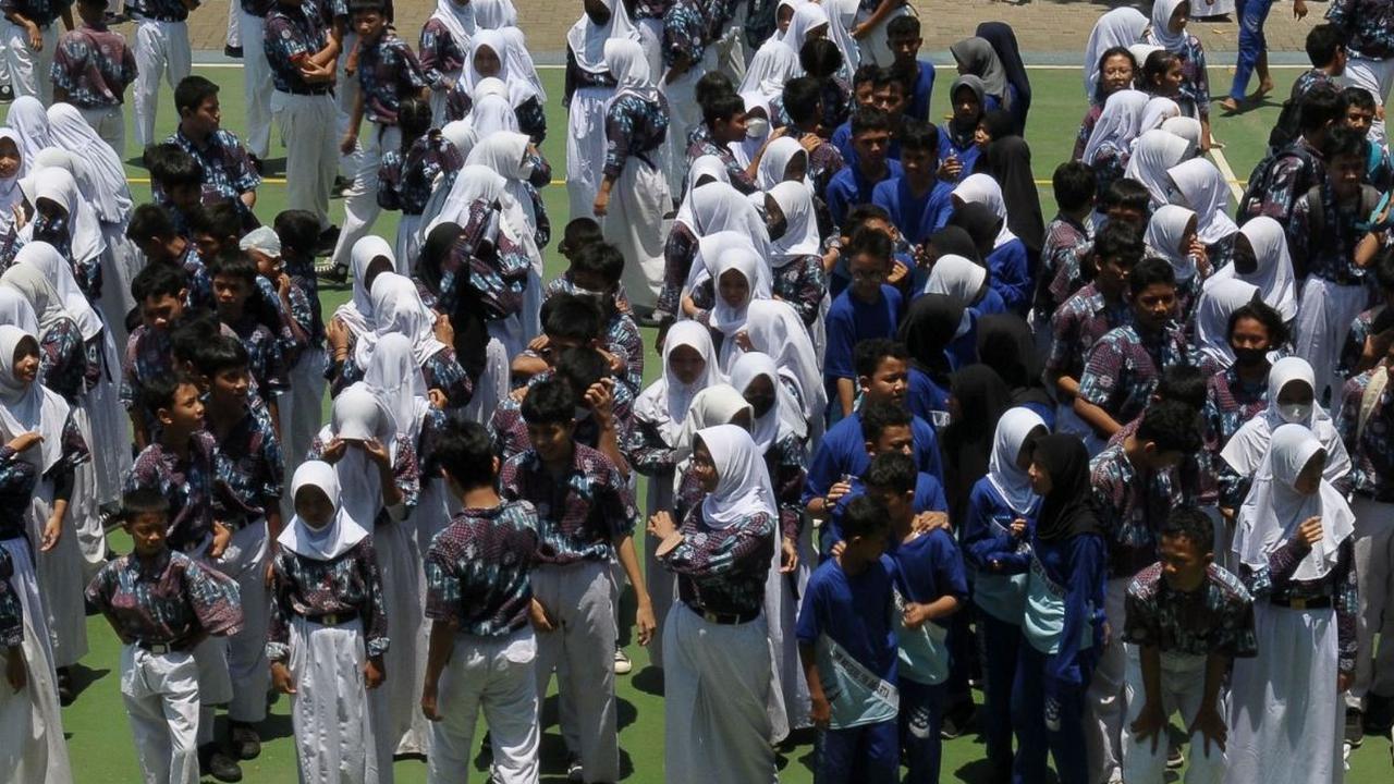Siswa sekolah SMPN 198 antusias mengikuti pelatihan cara mitigasi menghadapi bencana gempa bumi di SMPN 198, Jakarta, Selasa (26/9/2023).