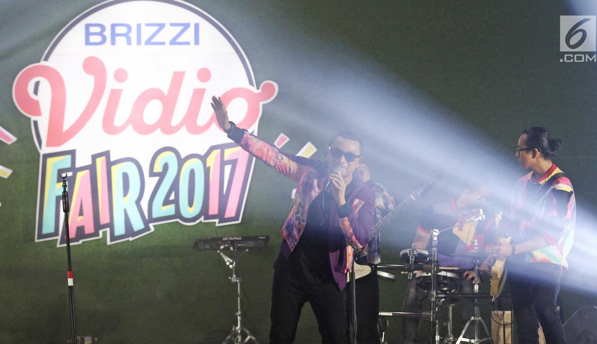 Penampilan Grup band Nidji dalam acara BRIZZI Vidio Fair 2017 di The Space Senayan City, Jakarta Pusat, Sabtu (9/12). Aksi panggung Nidji tersebut menjadi rangkaian akhir tahun terakhir Giring Nidji. (Liputan6.com/Herman Zakharia)
