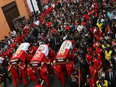 Ribuan warga, beserta petugas dan kerabat mengiringi upacara pemakaman tiga petugas pemadam kebakaran yang tewas di sebuah pabrik sepatu di kota Lima, Peru (21/10). (Reuters/Guadalupe Pardo)