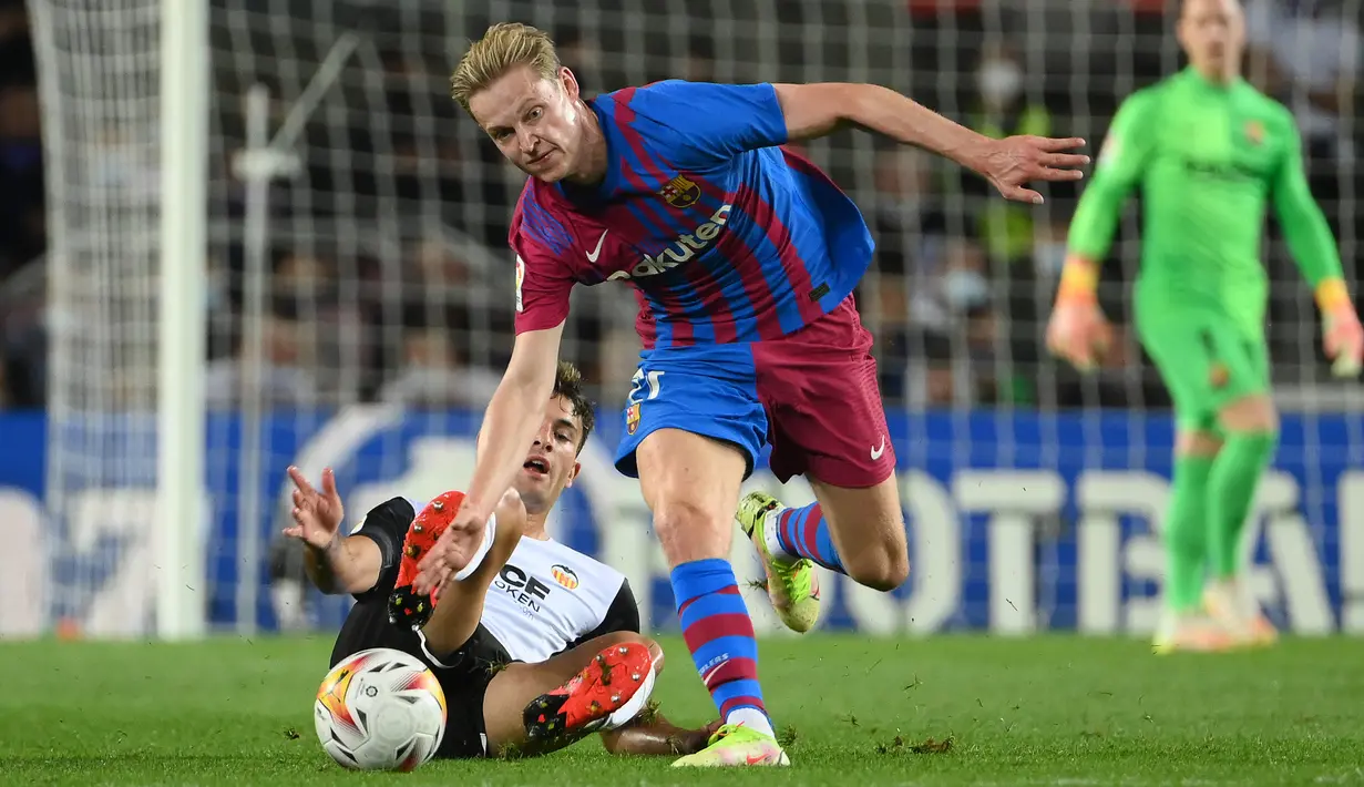 Frenkie De Jong. Gelandang Barcelona berusia 24 tahun ini memiliki kemampuan untuk mengontrol permainan di lini tengah. Peran inilah yang tidak dimiliki oleh dua pesaingnya, Mason Mount di Chelsea dan Phil Foden di Manchester City yang lebih mengedepankan serangan. (AFP/Lluis Gene)