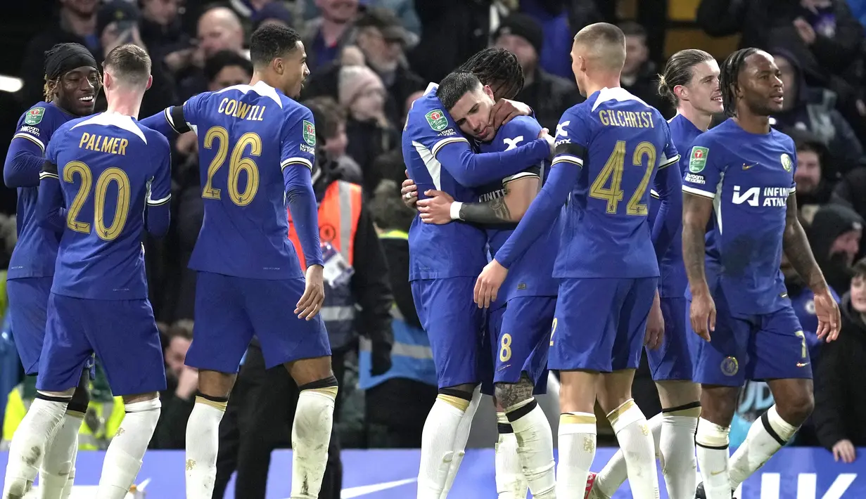 Para pemain Chelsea merayakan gol yang dicetak oleh Noni Madueke ke gawang Middlesbrough dalam laga leg kedua semifinal Carabao Cup 2023/2024 yang digelar di Stamford Bridge, Rabu (24/1/2024). Chelsea menang telak dengan skor 6-1 (AP Photo/Kin Cheung)