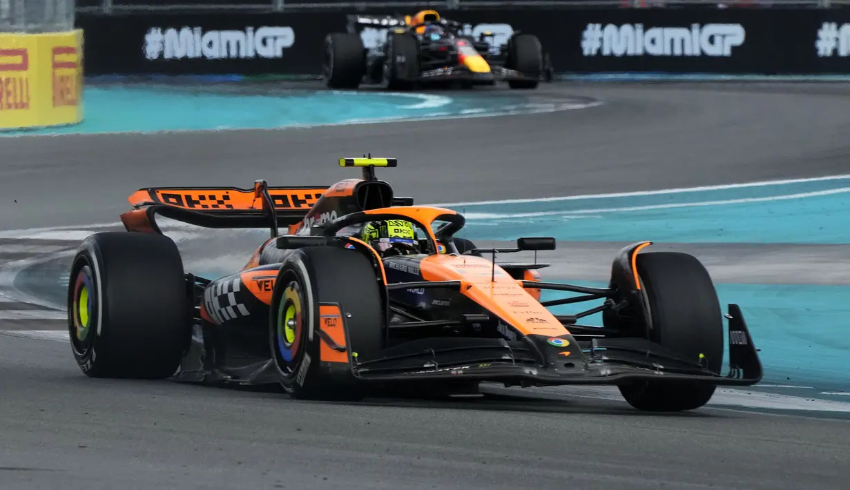 Pembalap Mc Laren, Lando Norris (depan) memacu mobilnya di depan pembalap Red Bull Racing, Max Verstappen saat Formula 1 GP Miami 2024 yang berlangsung di Miami International Autodrome, Miami, Florida, Minggu (05/05/2024). (AP Photo/Wilfredo Lee)